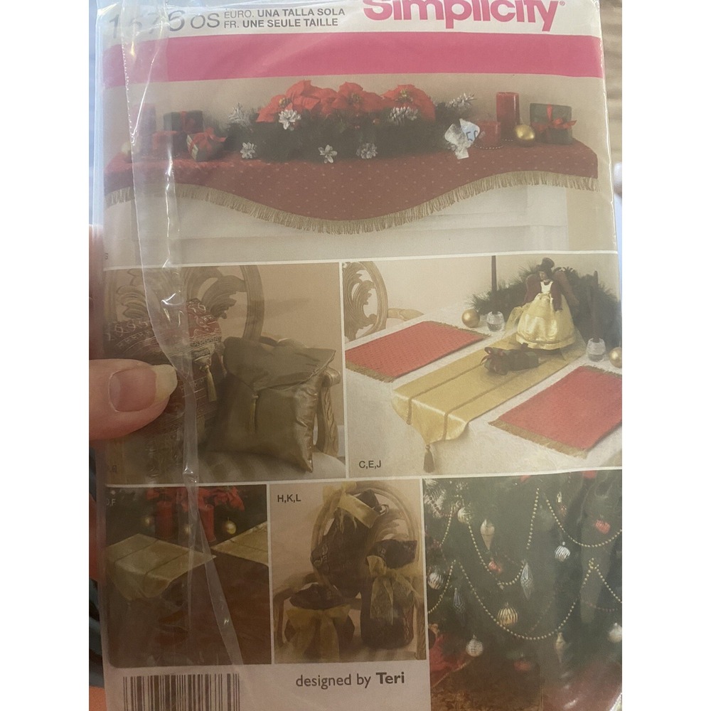 Simplicity 1576 Christmas Accessories Sewing Pattern Mantel Tree Skirt Uncut OS
